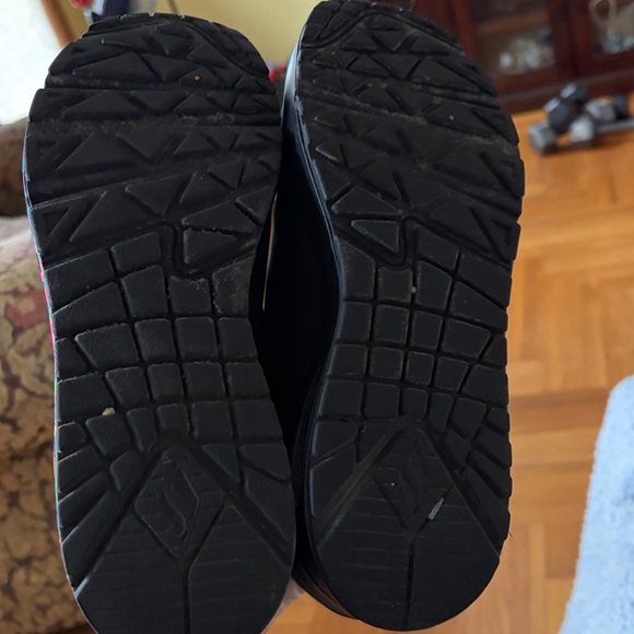 Skechers Black Shoes with Multicolor Heart Accents - Picture 4 of 6